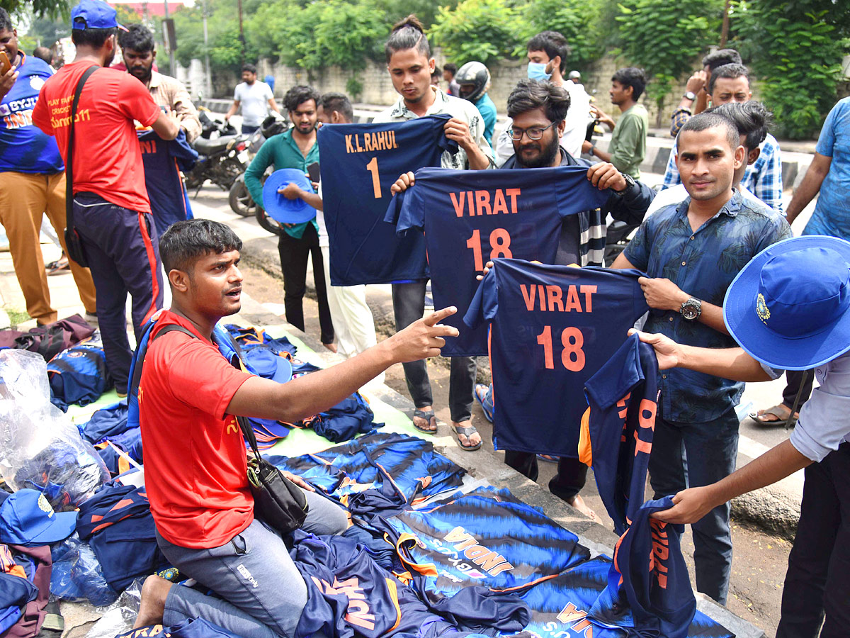 Hyd: Cricket Lovers at Gymkhana for Ind Aus cricket match tickets Photos - Sakshi14