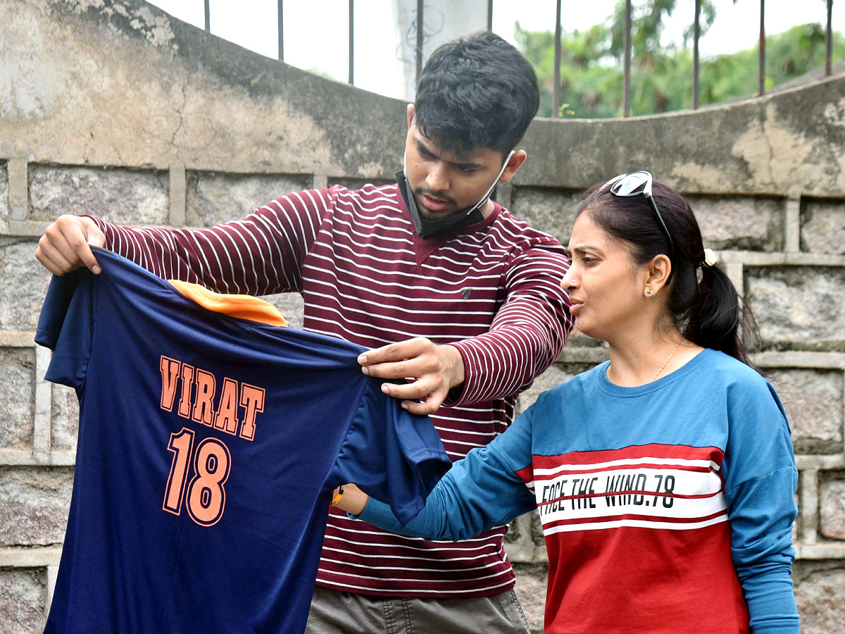 Hyd: Cricket Lovers at Gymkhana for Ind Aus cricket match tickets Photos - Sakshi15