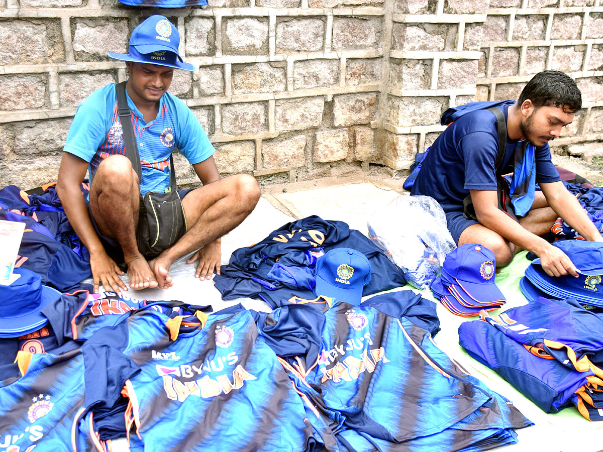 Hyd: Cricket Lovers at Gymkhana for Ind Aus cricket match tickets Photos - Sakshi16