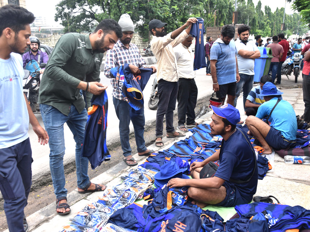 Hyd: Cricket Lovers at Gymkhana for Ind Aus cricket match tickets Photos - Sakshi17