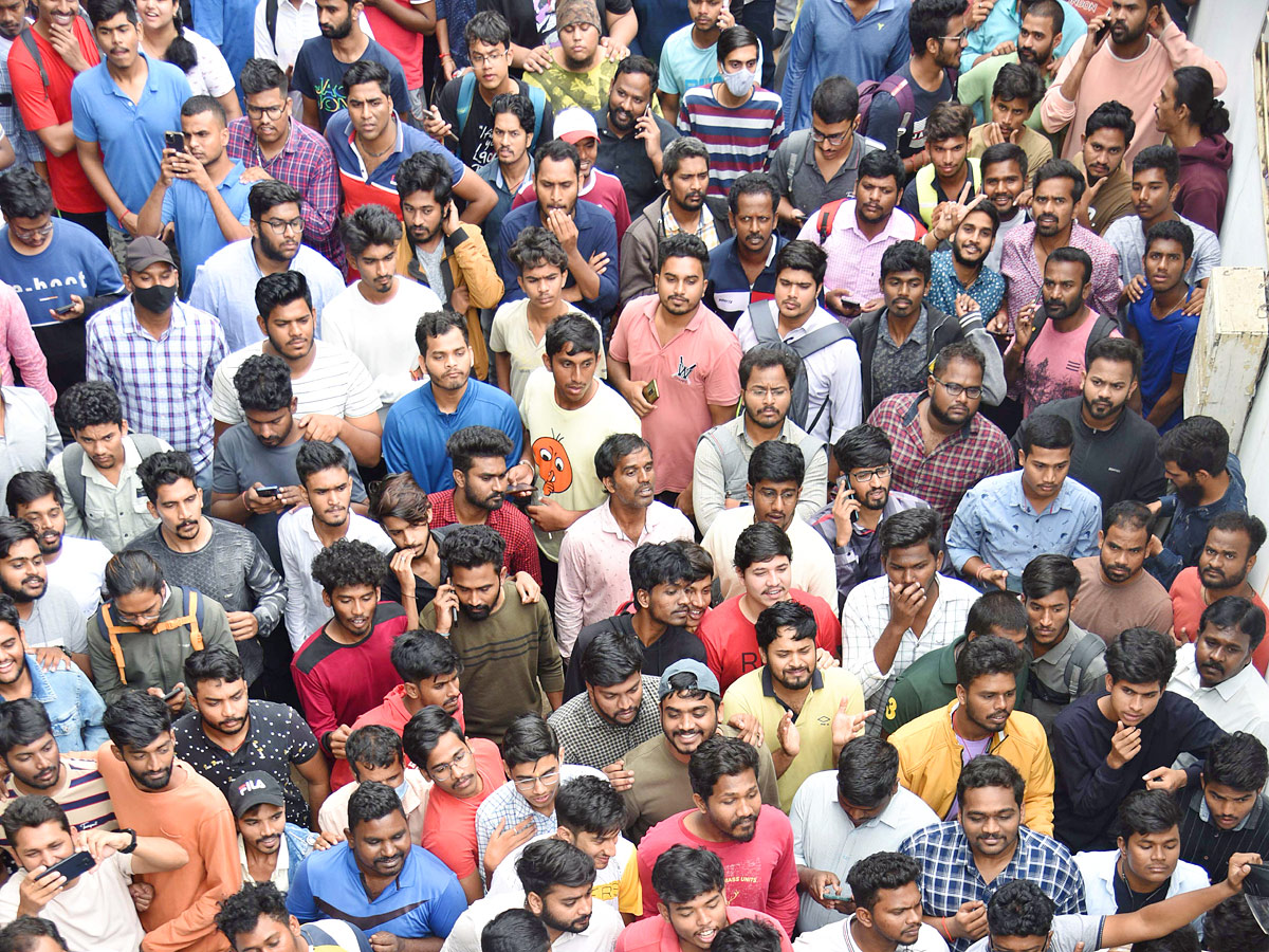 Hyd: Cricket Lovers at Gymkhana for Ind Aus cricket match tickets Photos - Sakshi2