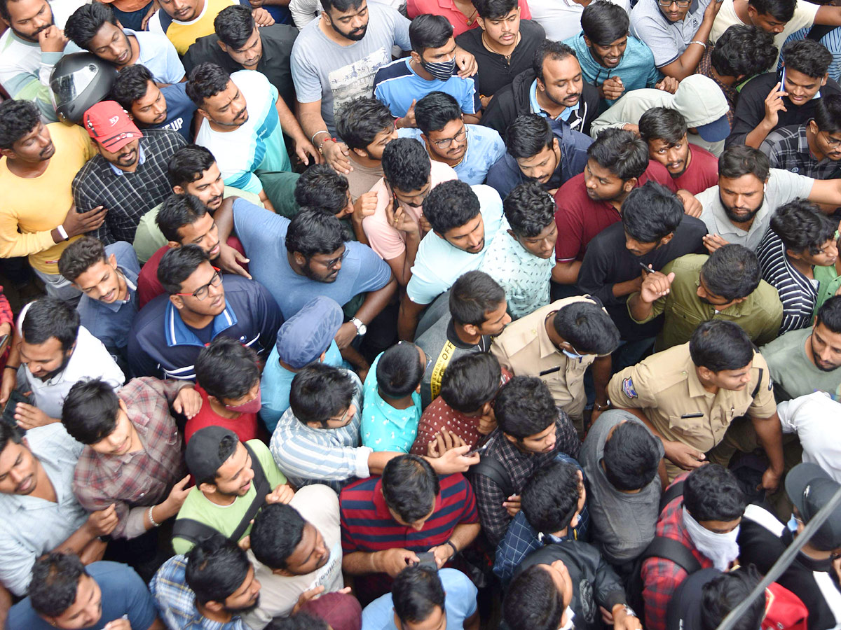 Hyd: Cricket Lovers at Gymkhana for Ind Aus cricket match tickets Photos - Sakshi3