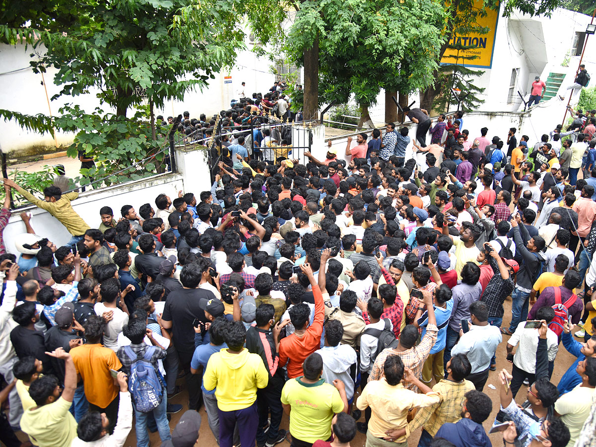 Hyd: Cricket Lovers at Gymkhana for Ind Aus cricket match tickets Photos - Sakshi4