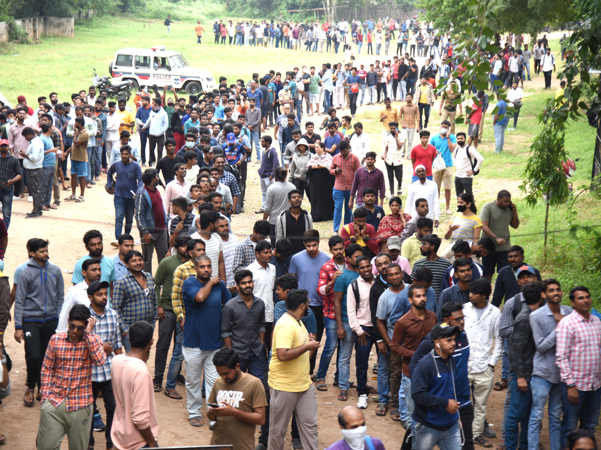 Hyd: Cricket Lovers at Gymkhana for Ind Aus cricket match tickets Photos - Sakshi5