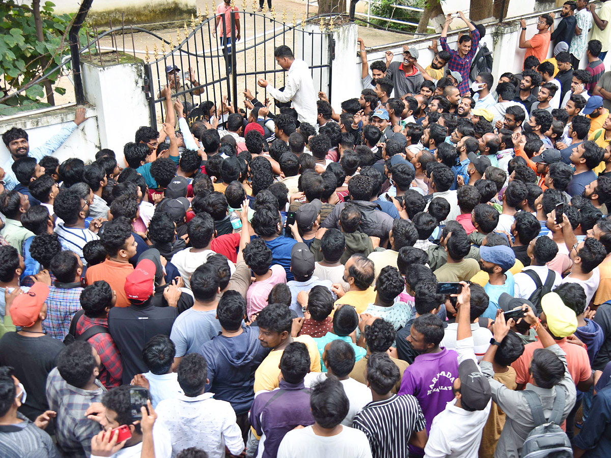 Hyd: Cricket Lovers at Gymkhana for Ind Aus cricket match tickets Photos - Sakshi6