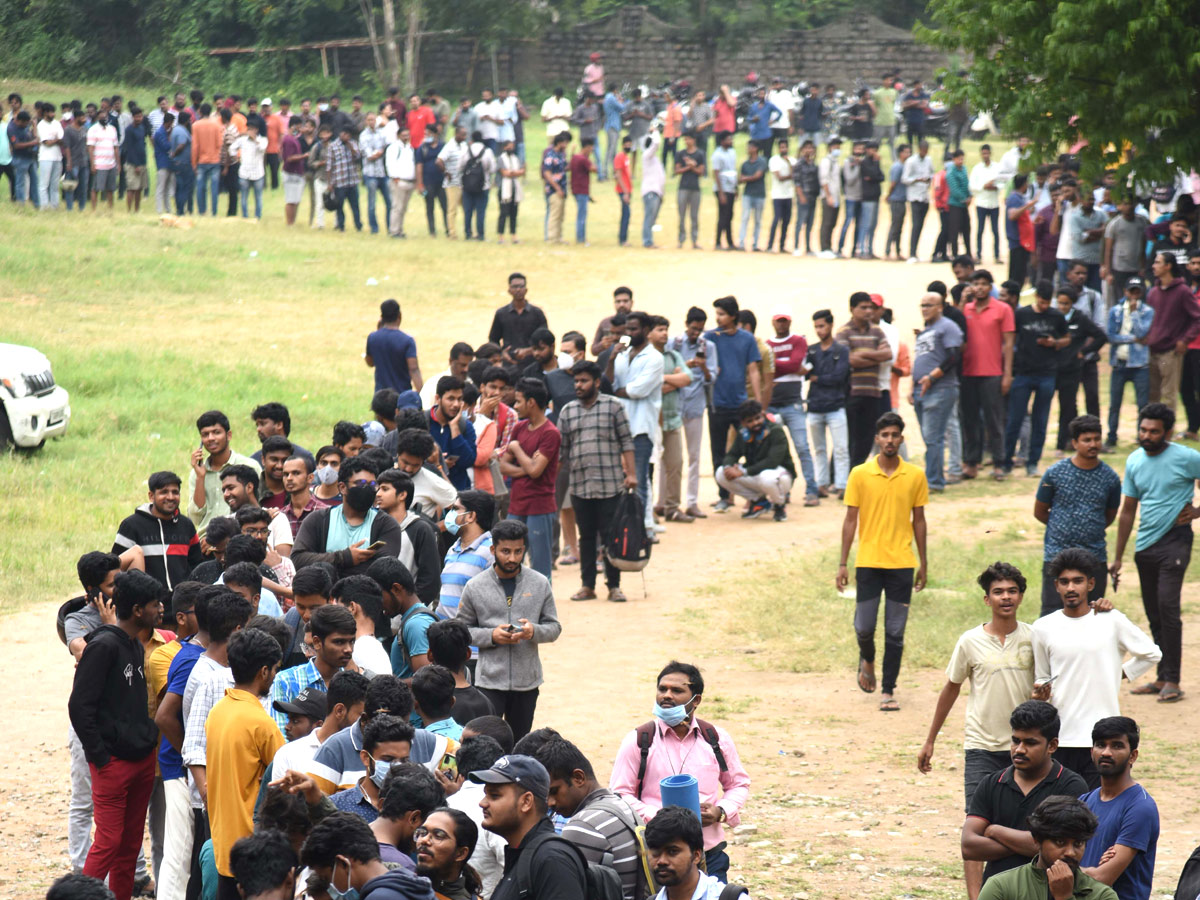 Hyd: Cricket Lovers at Gymkhana for Ind Aus cricket match tickets Photos - Sakshi7