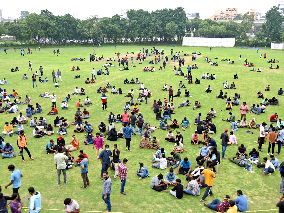 Hyd: Cricket Lovers at Gymkhana for Ind Aus cricket match tickets Photos - Sakshi8