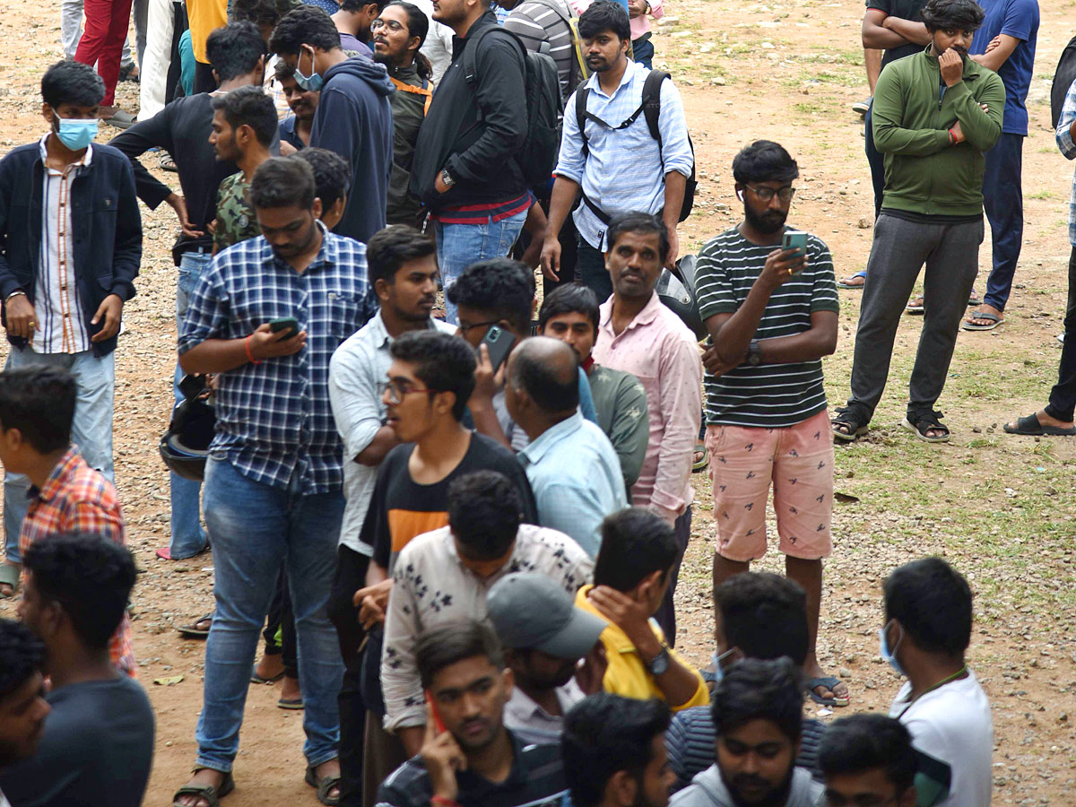 Hyd: Cricket Lovers at Gymkhana for Ind Aus cricket match tickets Photos - Sakshi9