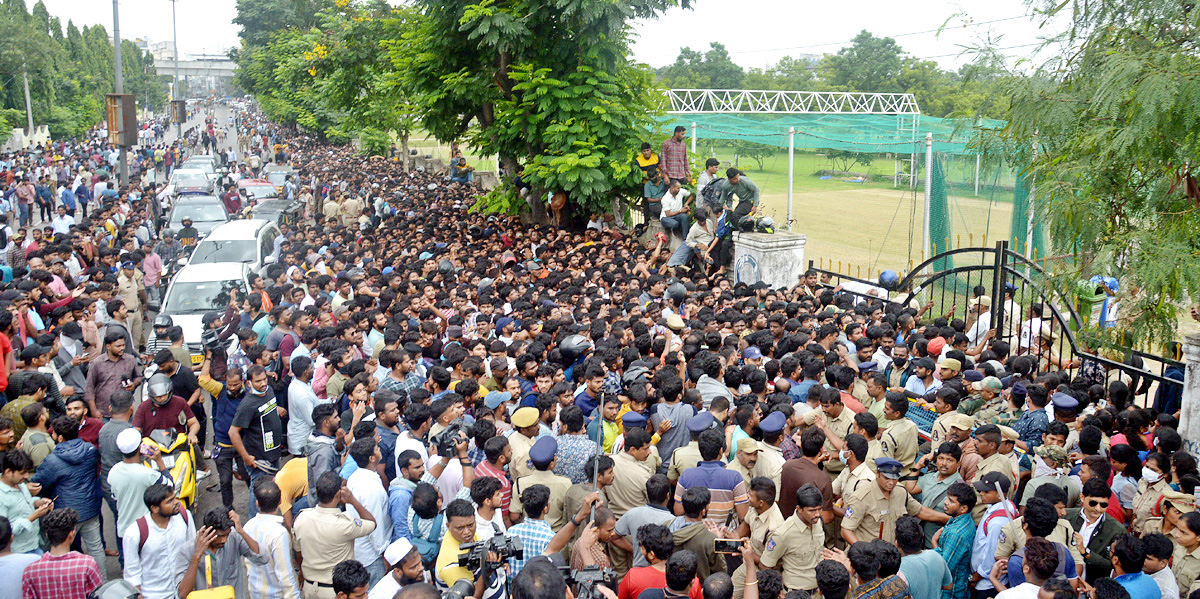 Police Lathi Charge Cricket Fans Of Gymkhana Cricket Stadium - Sakshi19