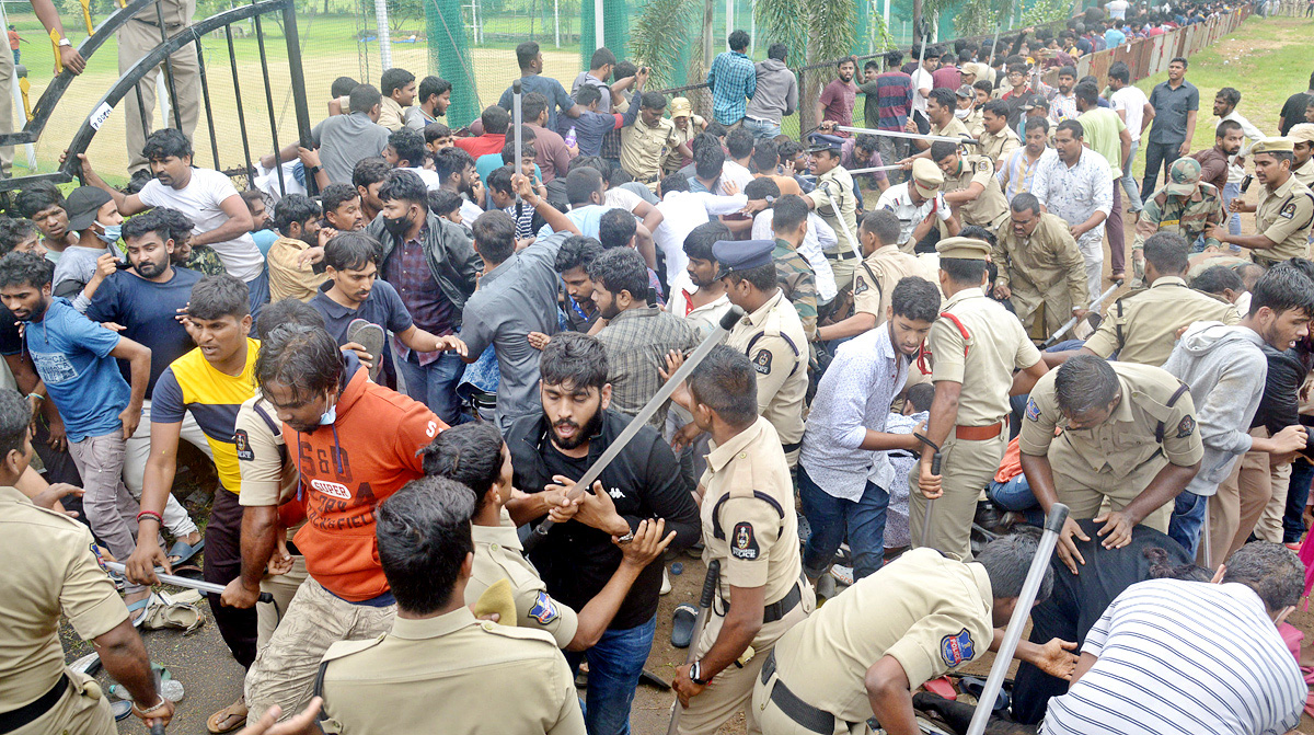 Police Lathi Charge Cricket Fans Of Gymkhana Cricket Stadium - Sakshi30