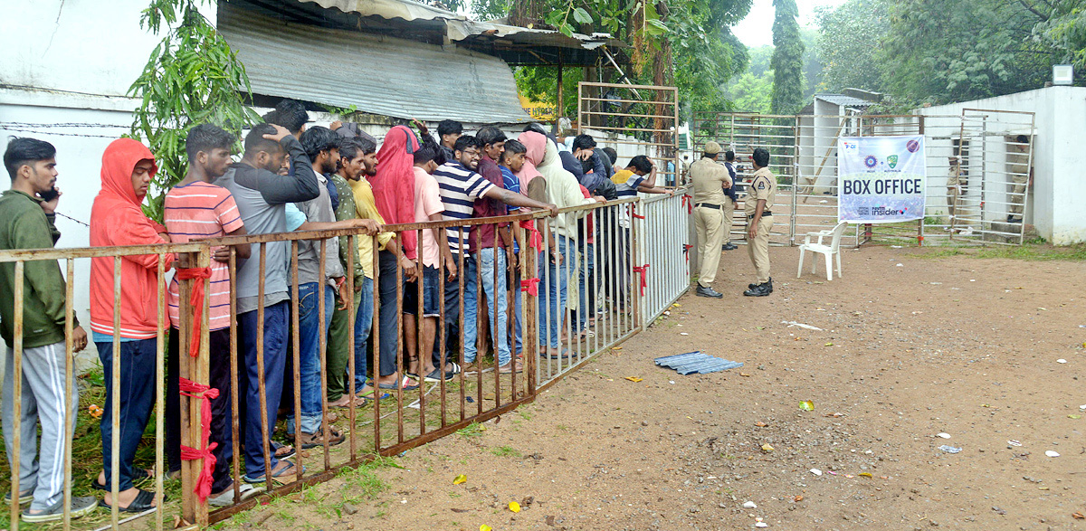 Police Lathi Charge Cricket Fans Of Gymkhana Cricket Stadium - Sakshi33