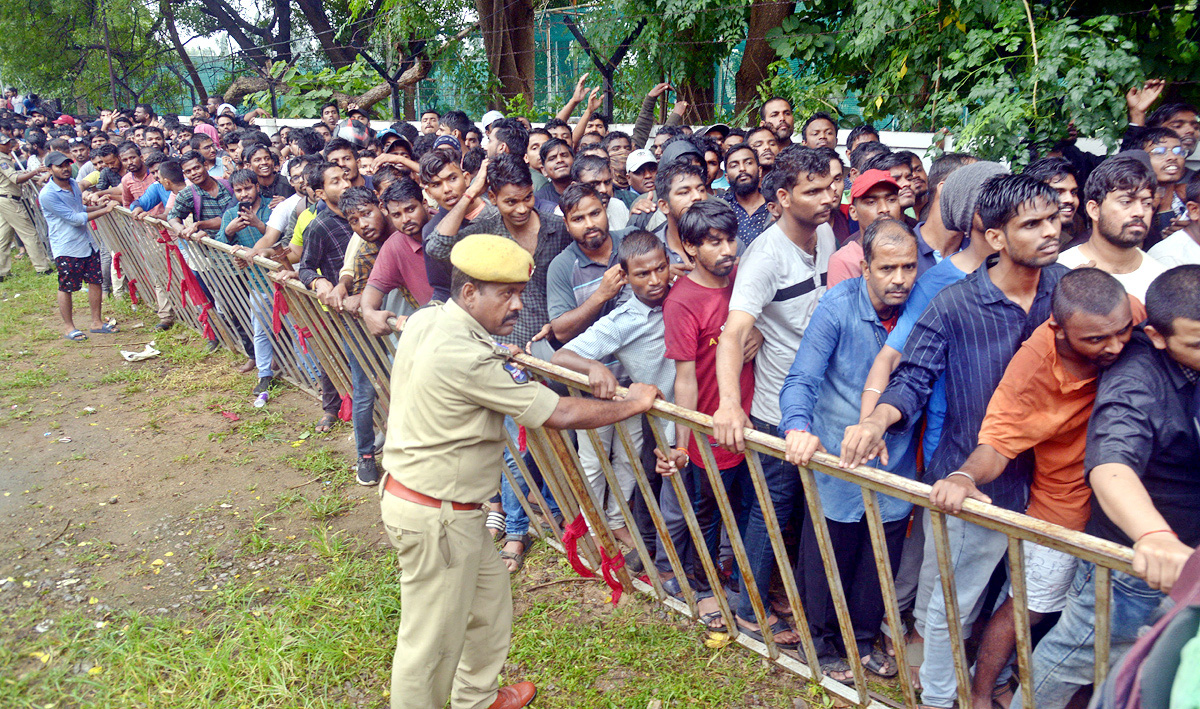 Police Lathi Charge Cricket Fans Of Gymkhana Cricket Stadium - Sakshi35