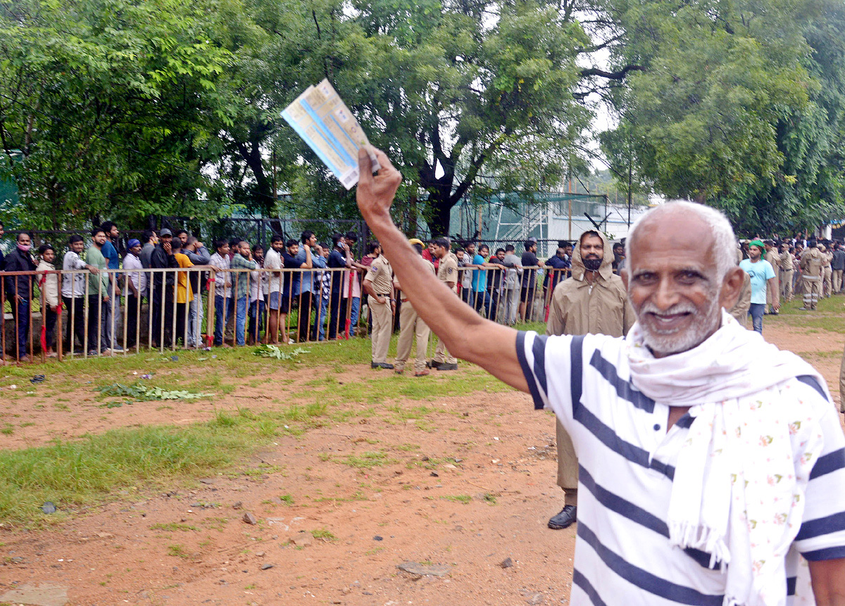 Police Lathi Charge Cricket Fans Of Gymkhana Cricket Stadium - Sakshi37