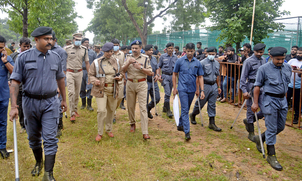 Police Lathi Charge Cricket Fans Of Gymkhana Cricket Stadium - Sakshi39