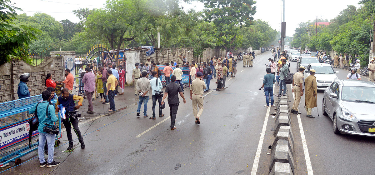 Police Lathi Charge Cricket Fans Of Gymkhana Cricket Stadium - Sakshi40