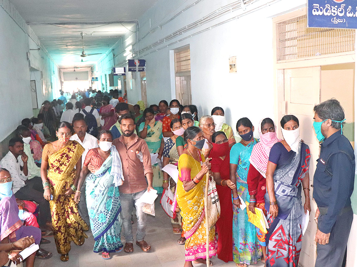 Warangal MGM Patients Wait For Doctors  - Sakshi2