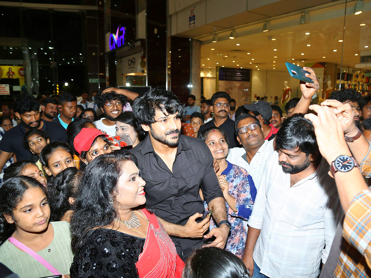 Leharayi Movie Team at Vizag CMR Mall Photo Gallery - Sakshi2