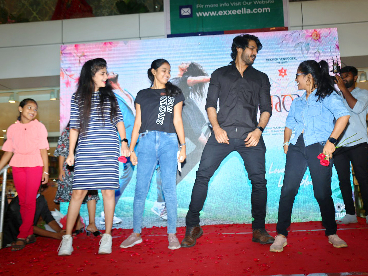 Leharayi Movie Team at Vizag CMR Mall Photo Gallery - Sakshi11