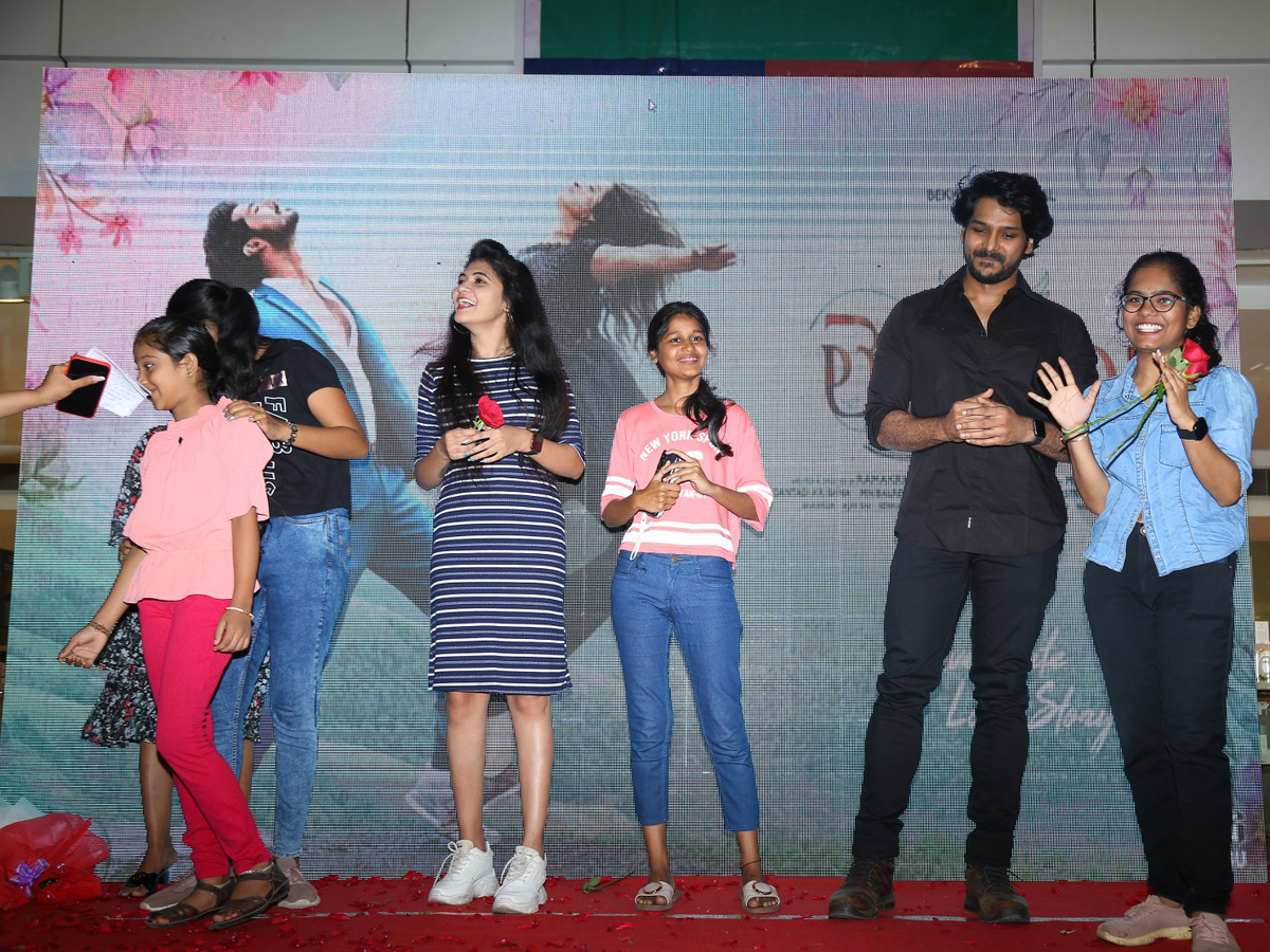 Leharayi Movie Team at Vizag CMR Mall Photo Gallery - Sakshi12