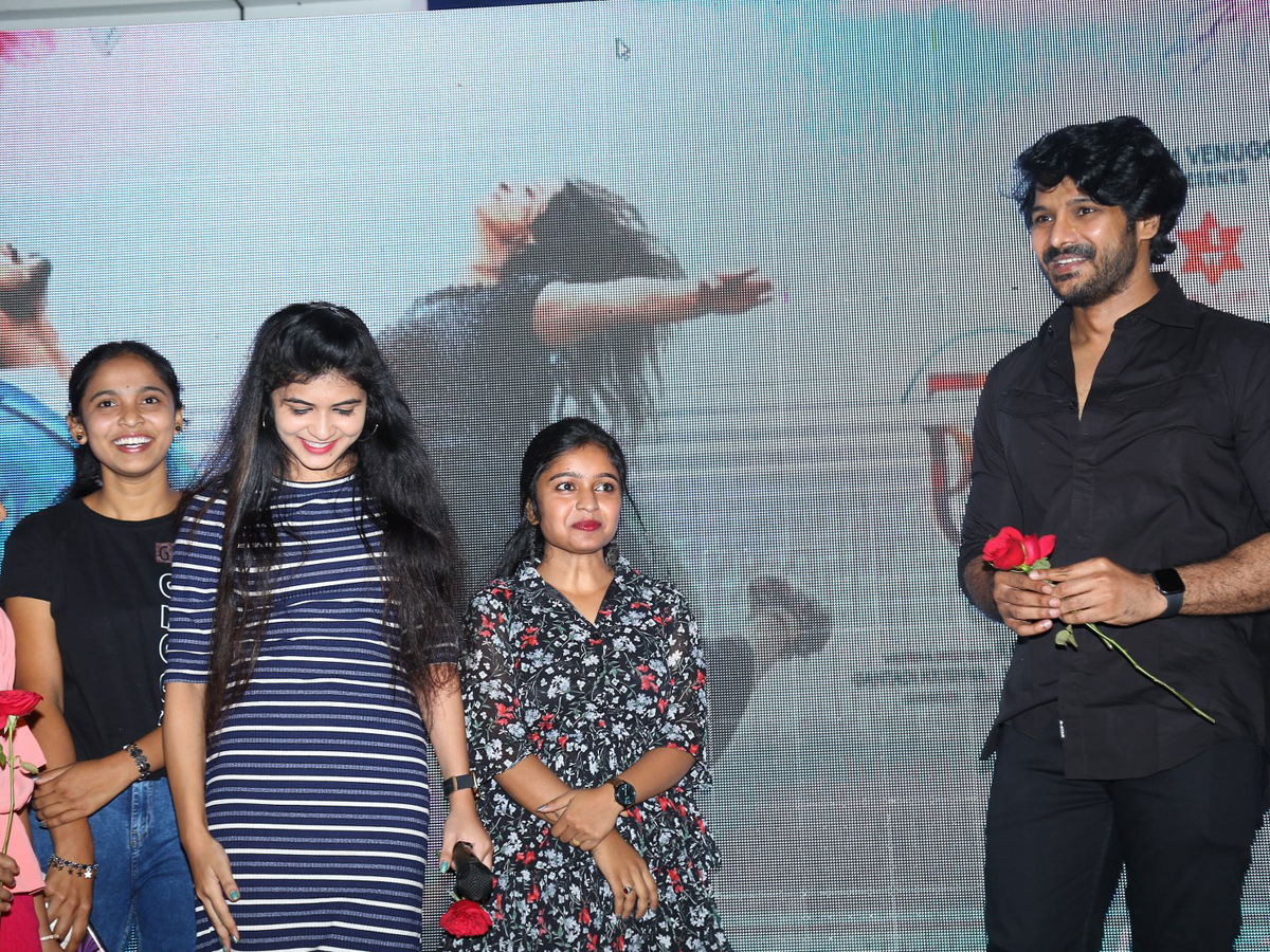 Leharayi Movie Team at Vizag CMR Mall Photo Gallery - Sakshi15