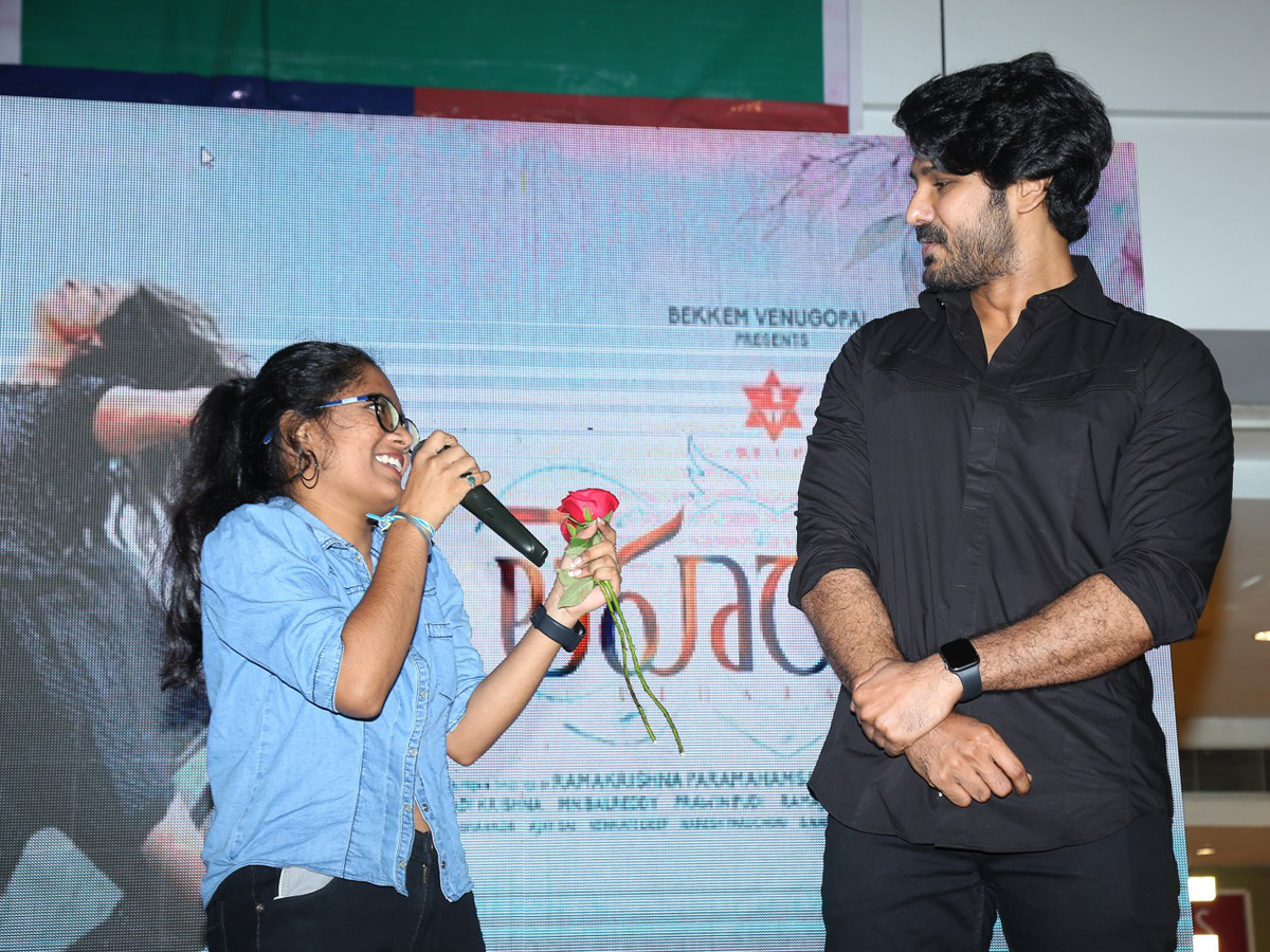 Leharayi Movie Team at Vizag CMR Mall Photo Gallery - Sakshi16