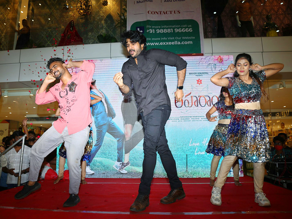 Leharayi Movie Team at Vizag CMR Mall Photo Gallery - Sakshi17