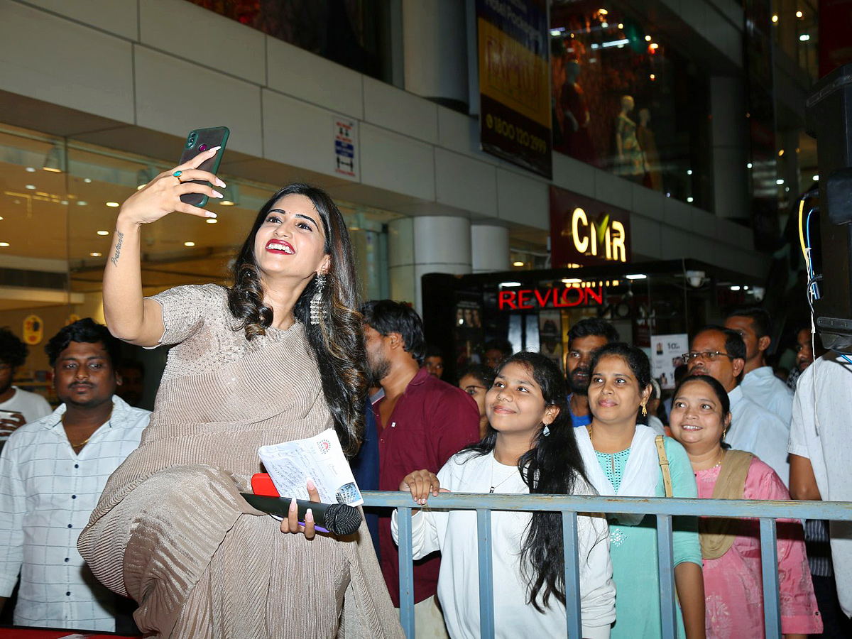 Leharayi Movie Team at Vizag CMR Mall Photo Gallery - Sakshi18