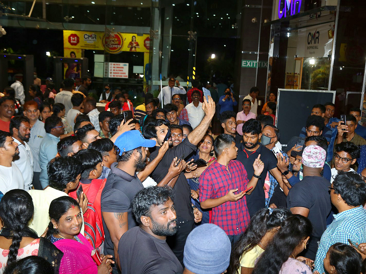 Leharayi Movie Team at Vizag CMR Mall Photo Gallery - Sakshi19