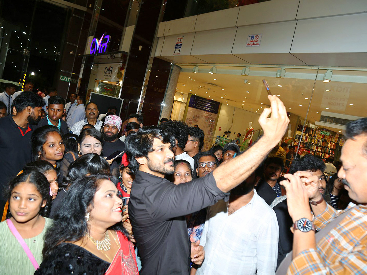 Leharayi Movie Team at Vizag CMR Mall Photo Gallery - Sakshi3