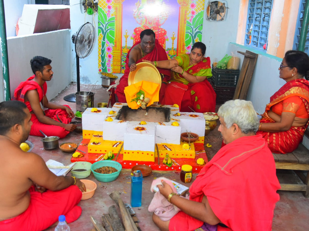 Sharan Navaratri 2022 Celebrations At vijayawada kukama Archana Photo Gallery - Sakshi4