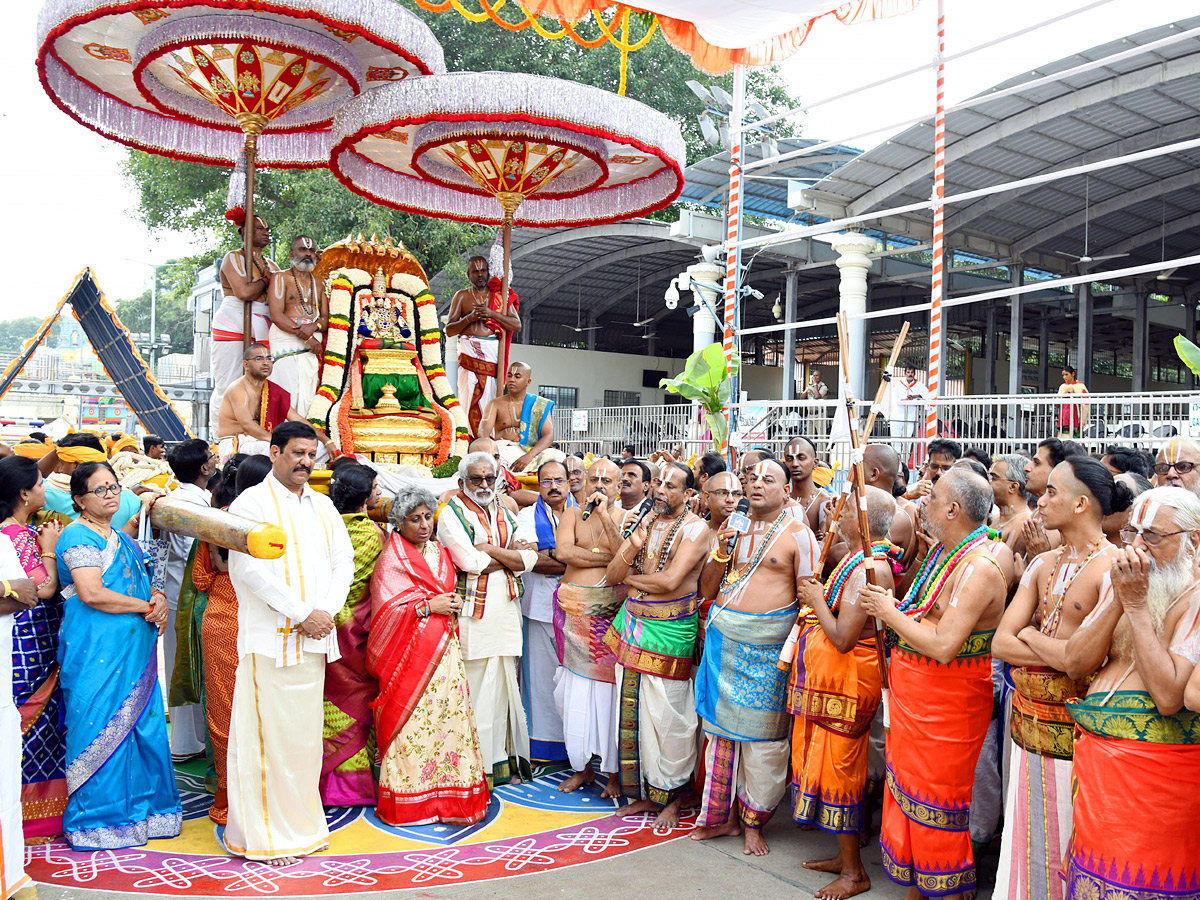 Tirumala brahmotsavam sri venkateswara swamy on chinna shesha vahana Photo Gallery - Sakshi10