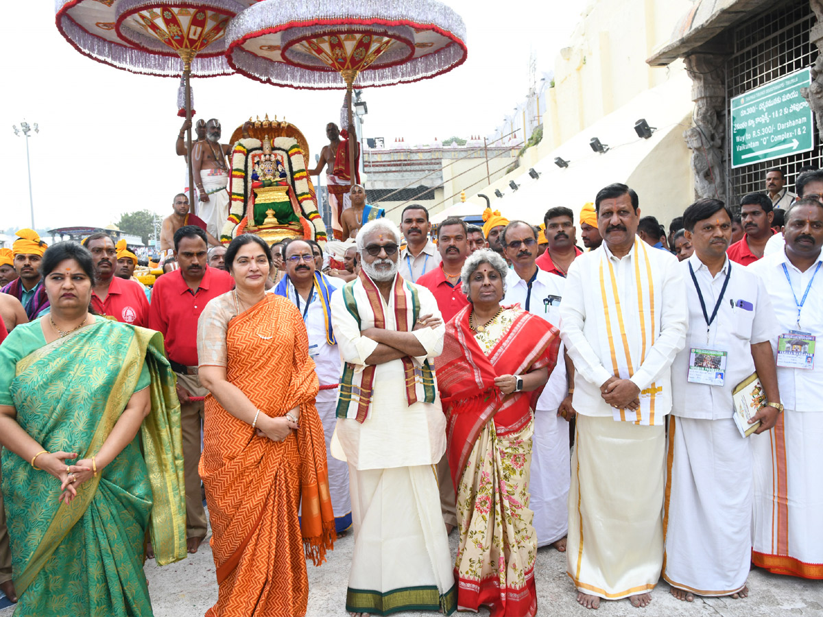 Tirumala brahmotsavam sri venkateswara swamy on chinna shesha vahana Photo Gallery - Sakshi11