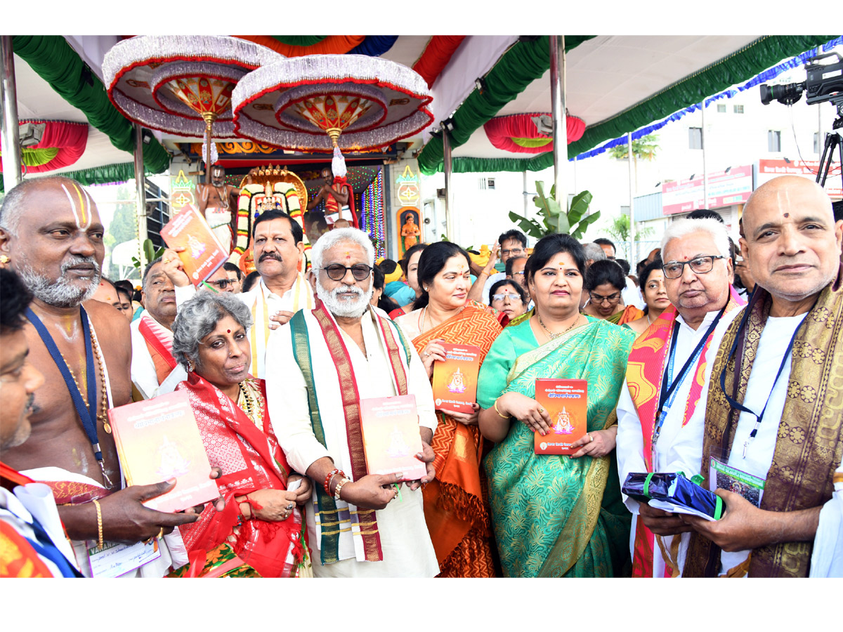 Tirumala brahmotsavam sri venkateswara swamy on chinna shesha vahana Photo Gallery - Sakshi12