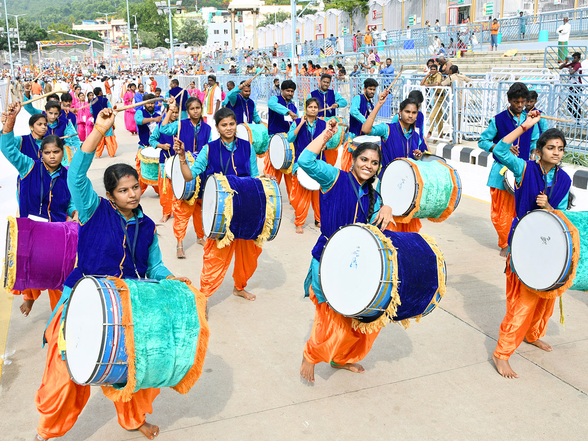 Tirumala brahmotsavam sri venkateswara swamy on chinna shesha vahana Photo Gallery - Sakshi16