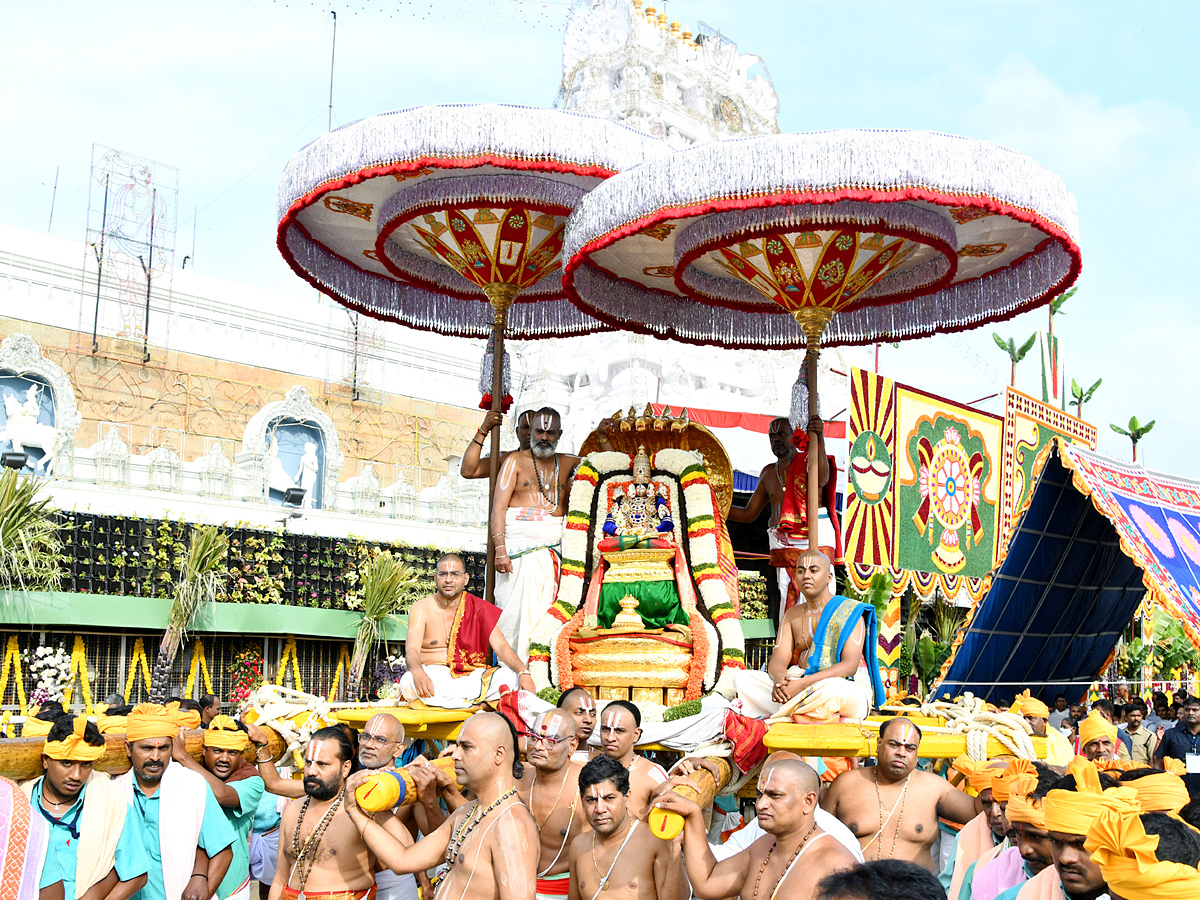 Tirumala brahmotsavam sri venkateswara swamy on chinna shesha vahana Photo Gallery - Sakshi1