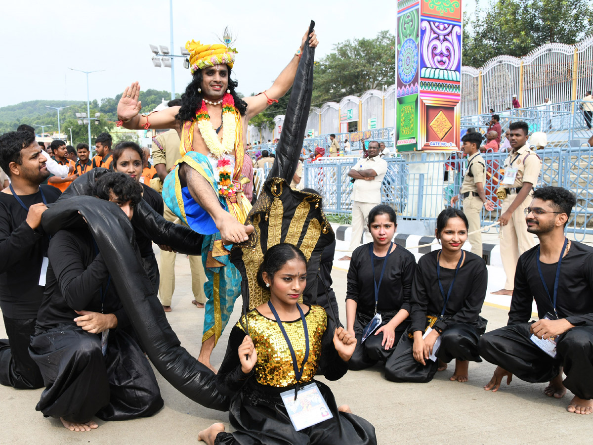 Tirumala brahmotsavam sri venkateswara swamy on chinna shesha vahana Photo Gallery - Sakshi19