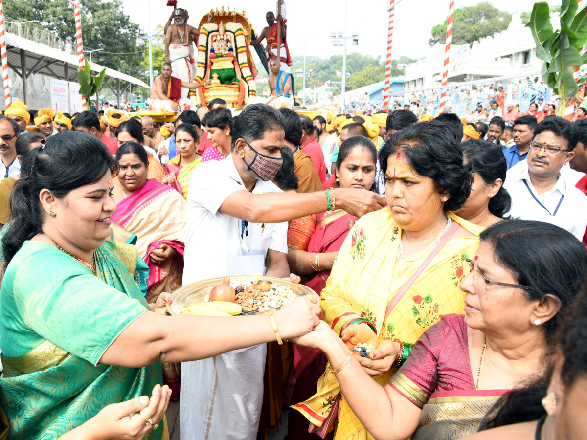 Tirumala brahmotsavam sri venkateswara swamy on chinna shesha vahana Photo Gallery - Sakshi23