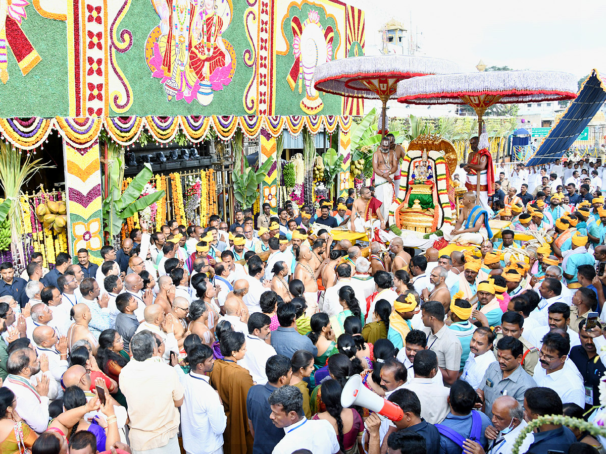 Tirumala brahmotsavam sri venkateswara swamy on chinna shesha vahana Photo Gallery - Sakshi3