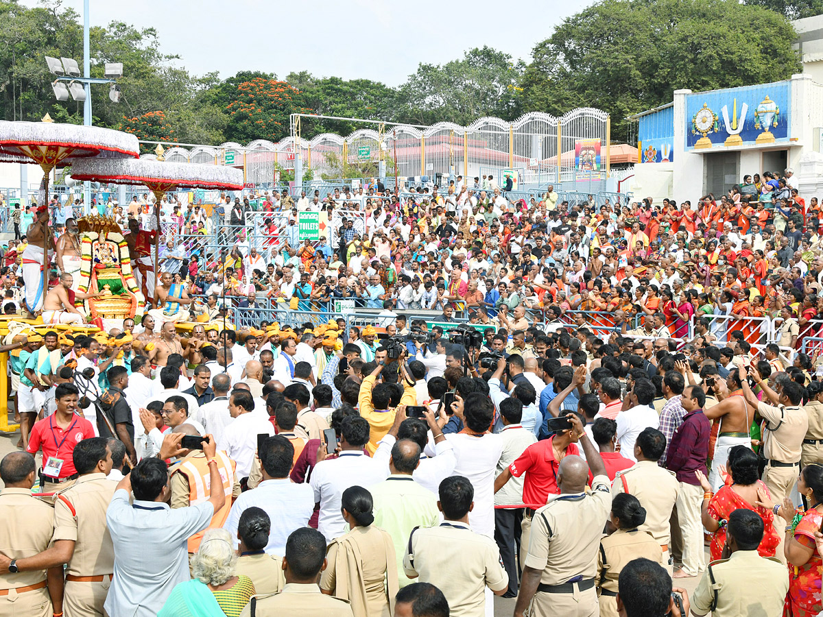 Tirumala brahmotsavam sri venkateswara swamy on chinna shesha vahana Photo Gallery - Sakshi4