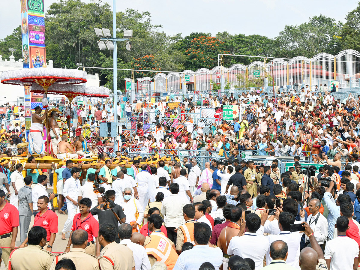 Tirumala brahmotsavam sri venkateswara swamy on chinna shesha vahana Photo Gallery - Sakshi5