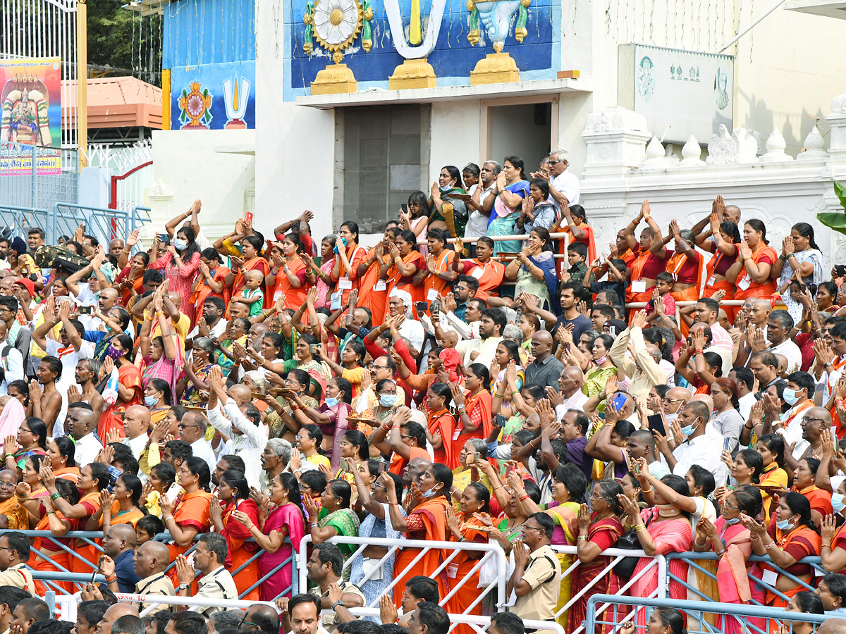 Tirumala brahmotsavam sri venkateswara swamy on chinna shesha vahana Photo Gallery - Sakshi7