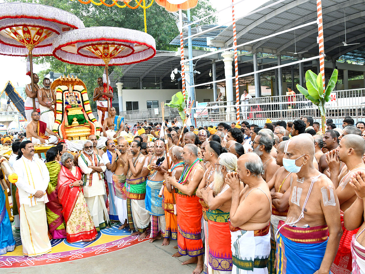 Tirumala brahmotsavam sri venkateswara swamy on chinna shesha vahana Photo Gallery - Sakshi9