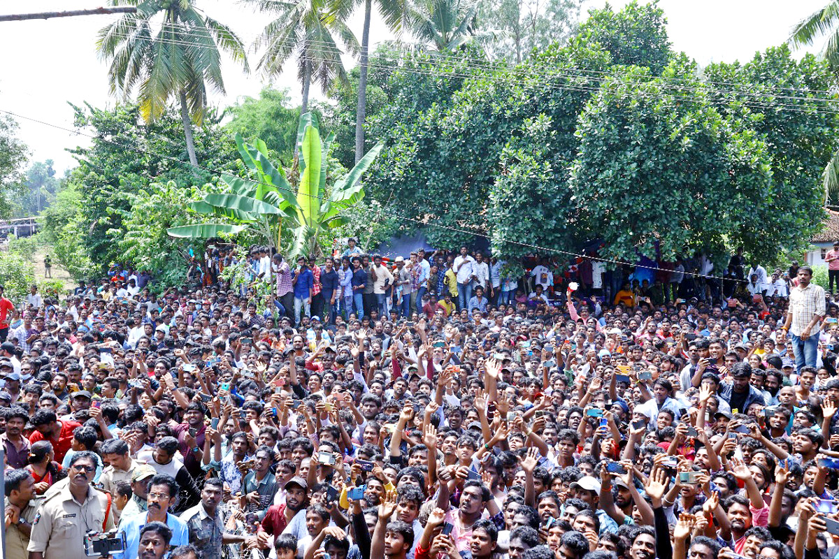 Krishnam Raju Samsmarana Sabha Prabhas Craze At Mogalturu - Sakshi11