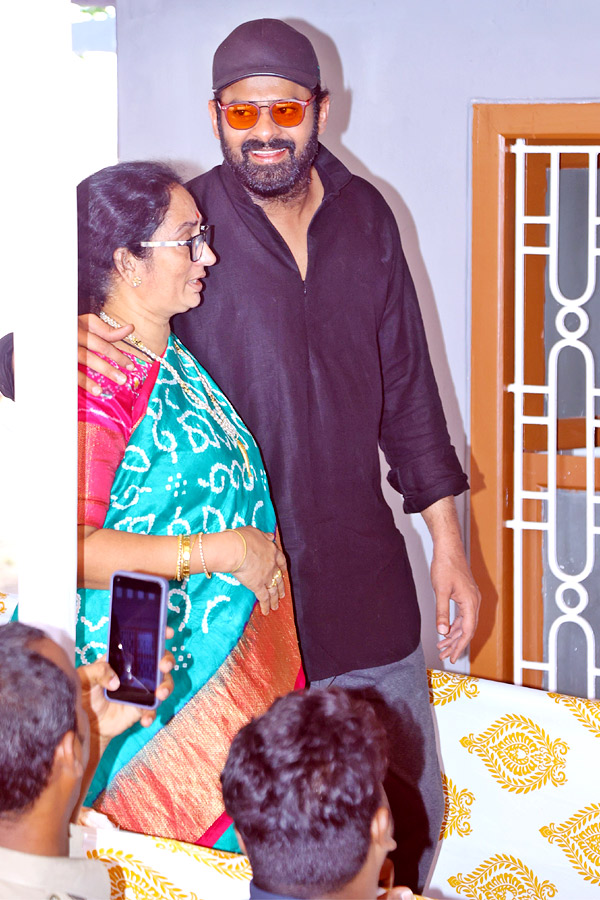 Krishnam Raju Samsmarana Sabha Prabhas Craze At Mogalturu - Sakshi21