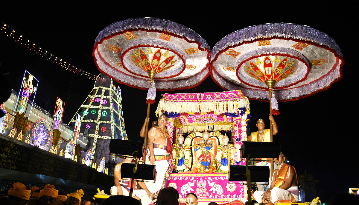 Muthyapu Pandiri Vahana Seva At Tirumala Srivari Brahmotsavam - Sakshi1