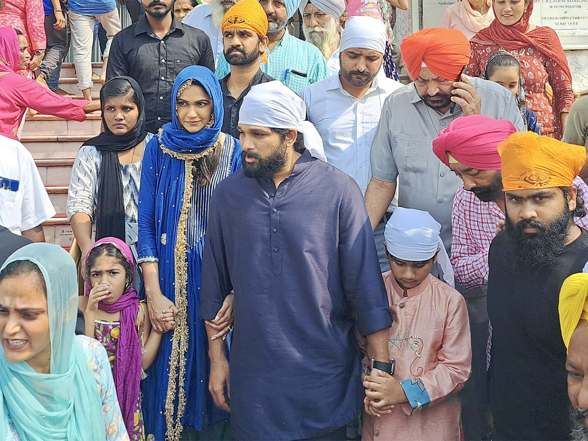 Allu Arjun Family Visit Amritsar Golden Temple - Sakshi1