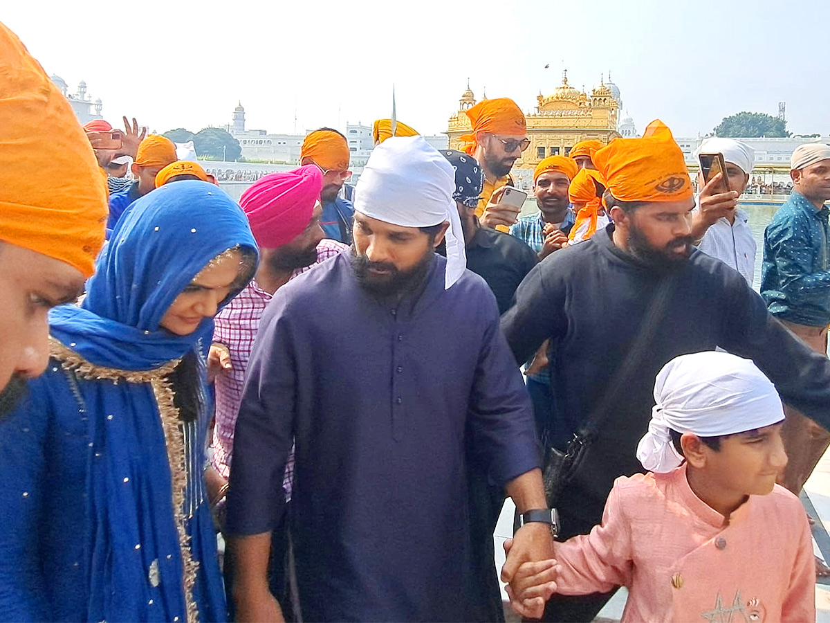 Allu Arjun Family Visit Amritsar Golden Temple - Sakshi3