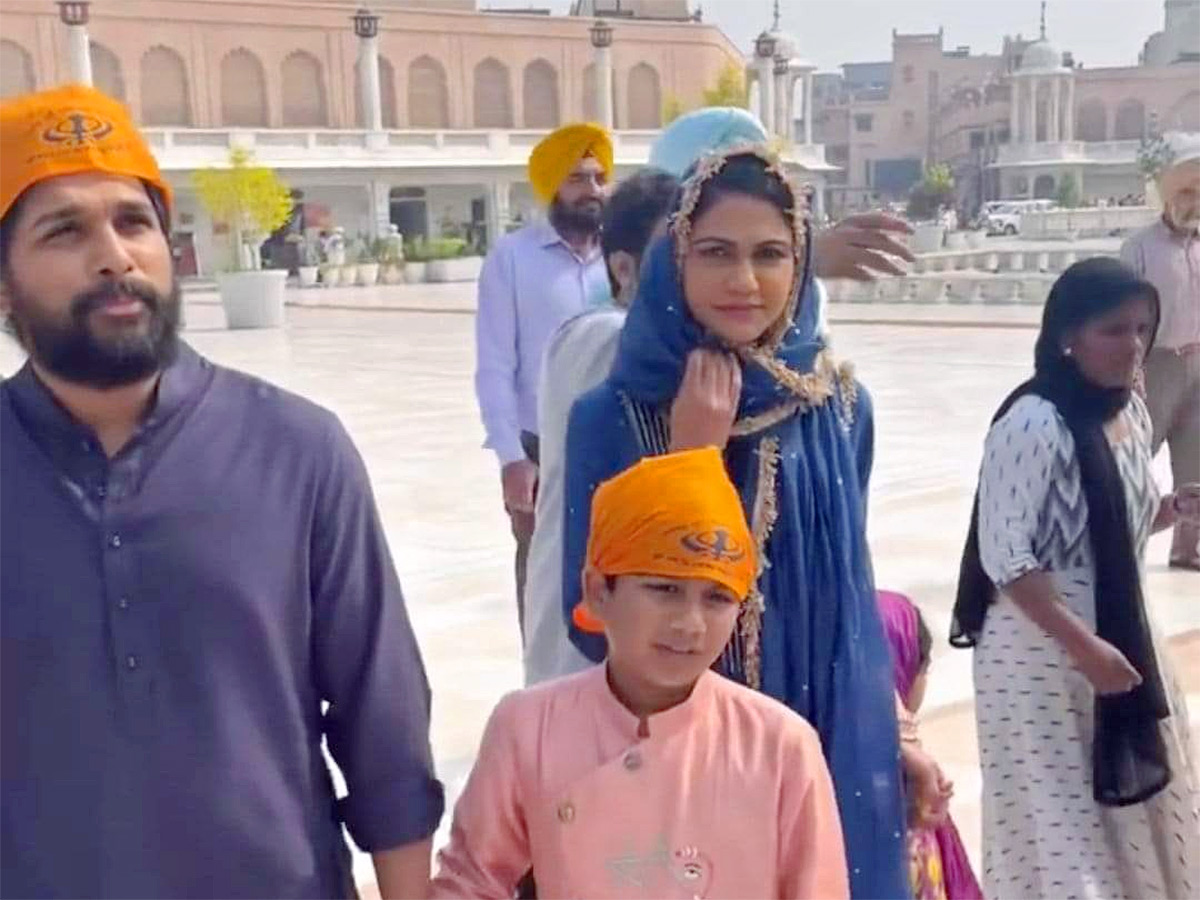 Allu Arjun Family Visit Amritsar Golden Temple - Sakshi6