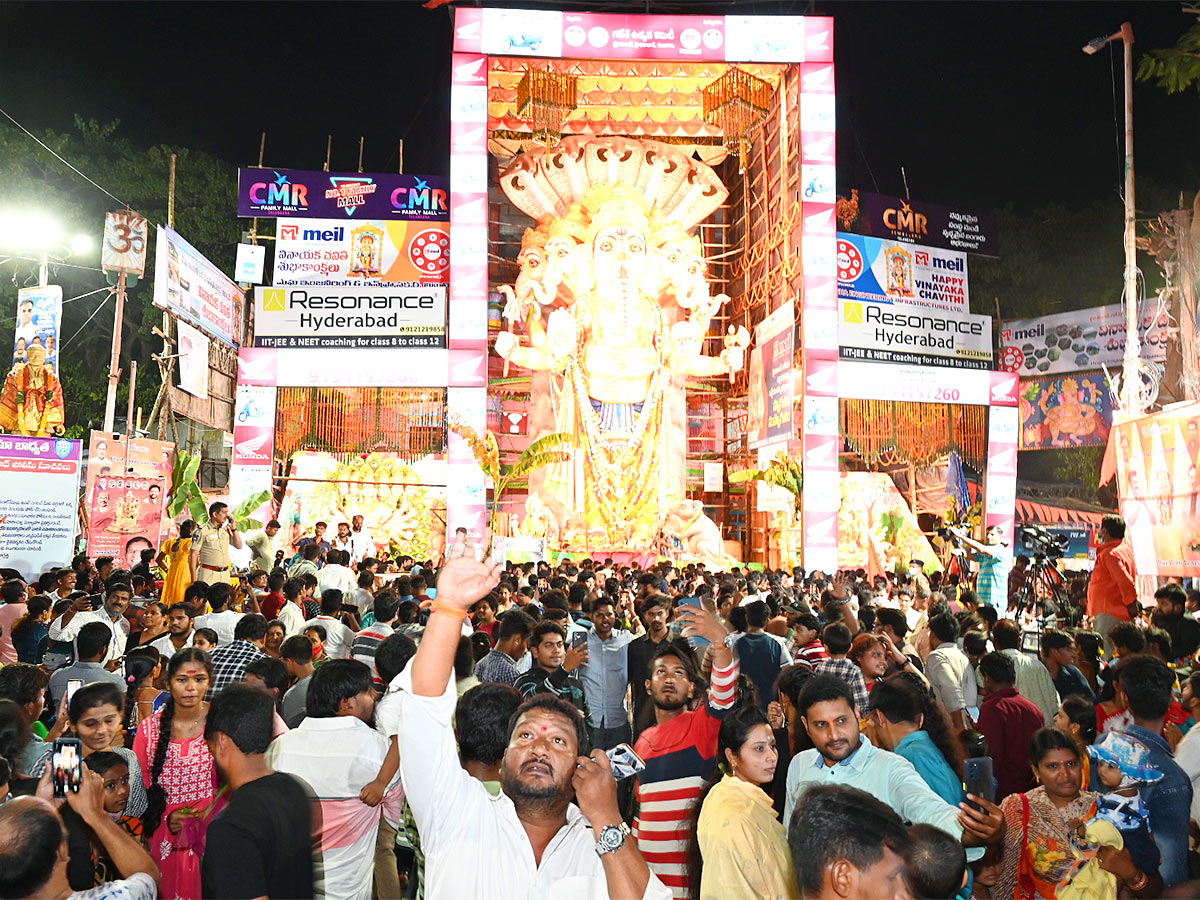 Huge Deveotees Rush At Khairatabad Ganesh Due To Weekend - Sakshi13