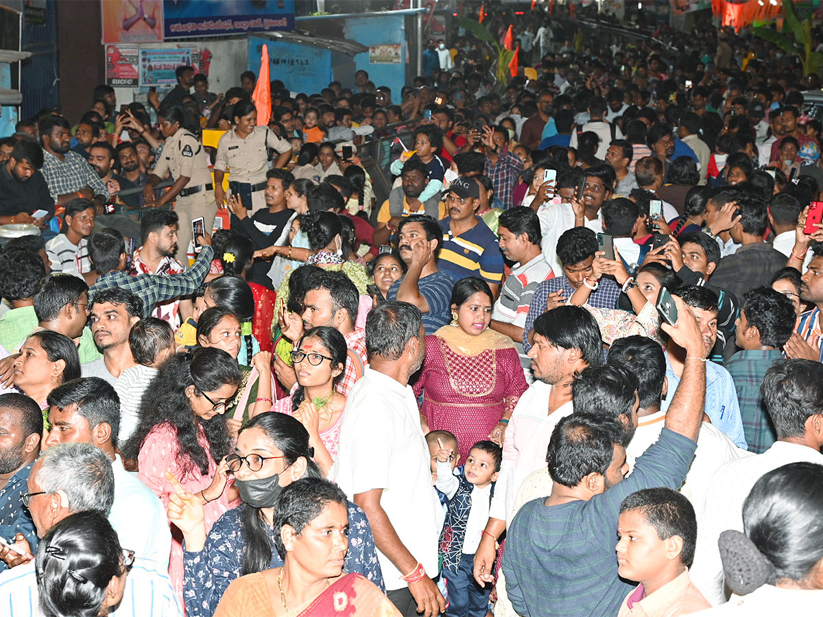 Huge Deveotees Rush At Khairatabad Ganesh Due To Weekend - Sakshi2